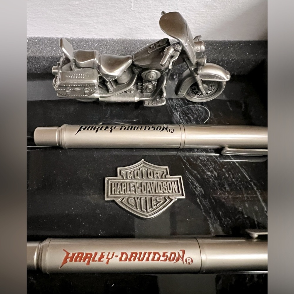 Harley Davidson pen set, desktop holder